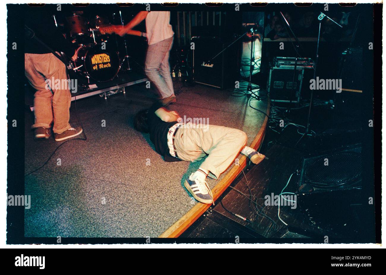 Una band durante un concerto hardcore in un night club al Folkets Park di Motala, Svezia. Foto Stock