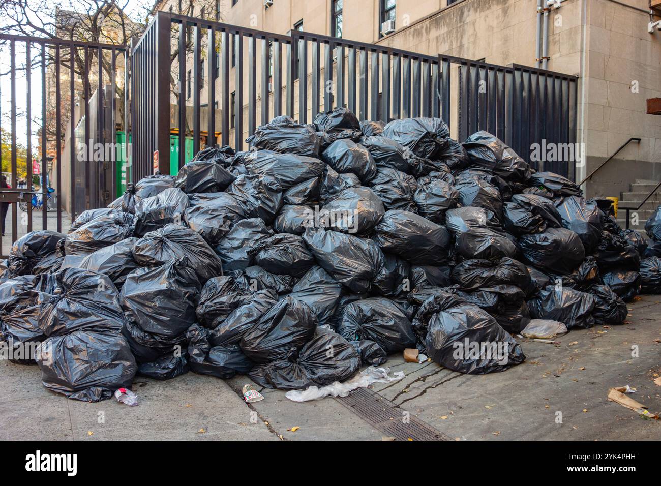 Pile di spazzatura in sacco per strada a New York City in attesa di essere prelevati. Foto Stock