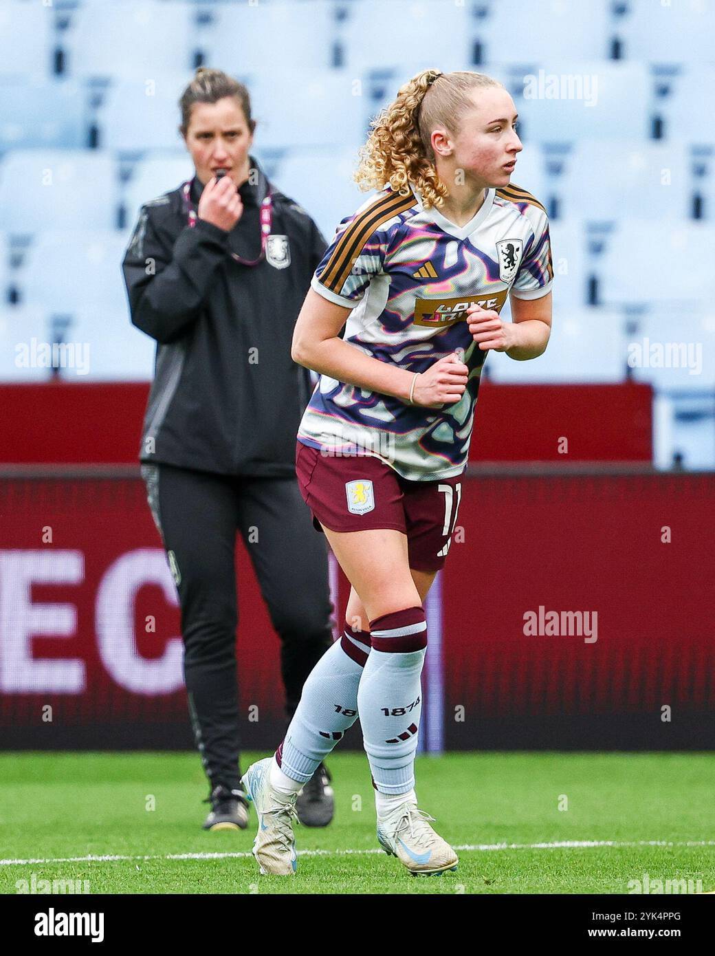 Birmingham, Regno Unito. 17 novembre 2024. #11, Katie Robinson di Aston Villa al Warm Up durante la partita di Super League femminile tra Aston Villa Women e Crystal Palace Women a Villa Park, Birmingham, Inghilterra, il 17 novembre 2024. Foto di Stuart Leggett. Solo per uso editoriale, licenza richiesta per uso commerciale. Non utilizzare in scommesse, giochi o pubblicazioni di singoli club/campionato/giocatori. Crediti: UK Sports Pics Ltd/Alamy Live News Foto Stock