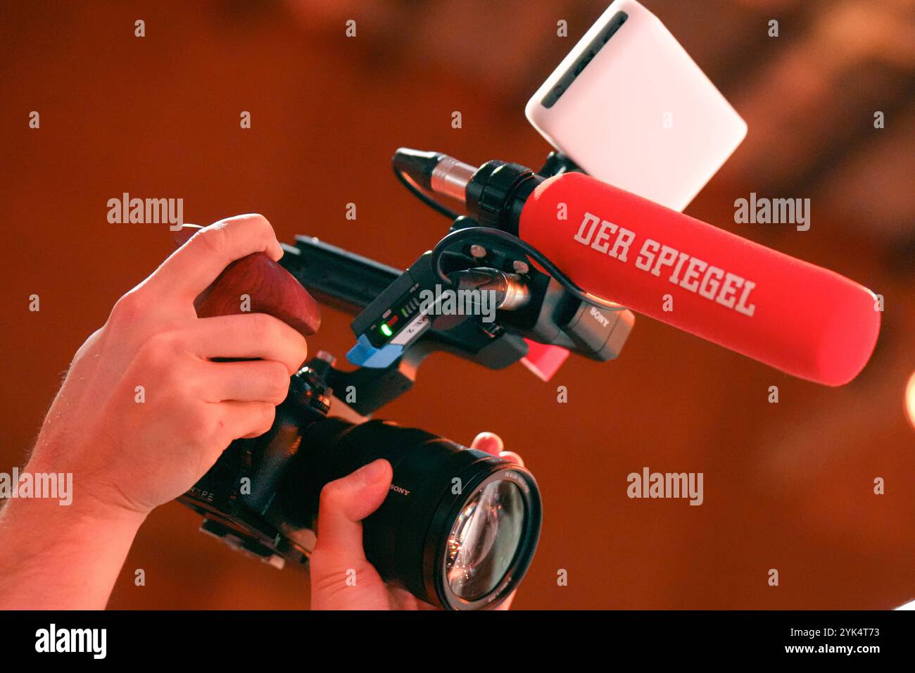 Symbolbild und Themenbild DER SPIEGEL Symbolfoto und Themenfoto zu journalistischen und politischen Zeitschrift SPIEGEL und SPIEGEL TV **** immagine simbolo e immagine tema DER SPIEGEL Symbol immagine e immagine tema per riviste giornalistiche e politiche SPIEGEL e SPIEGEL TV Foto Stock