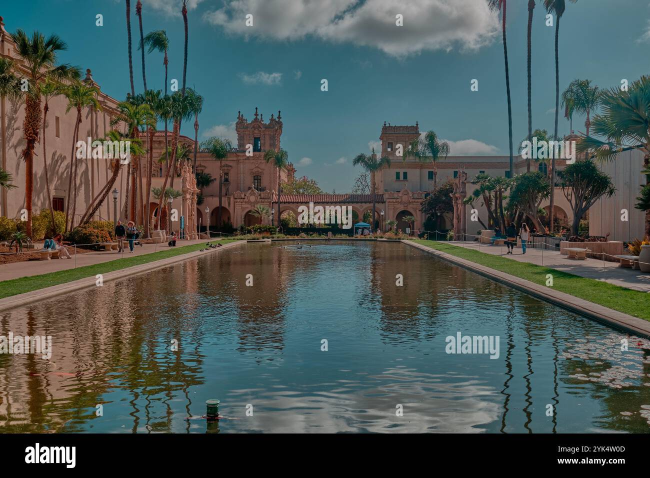 Lily Pond di fronte all'edificio botanico Balboa Park San Diego, California. Foto Stock