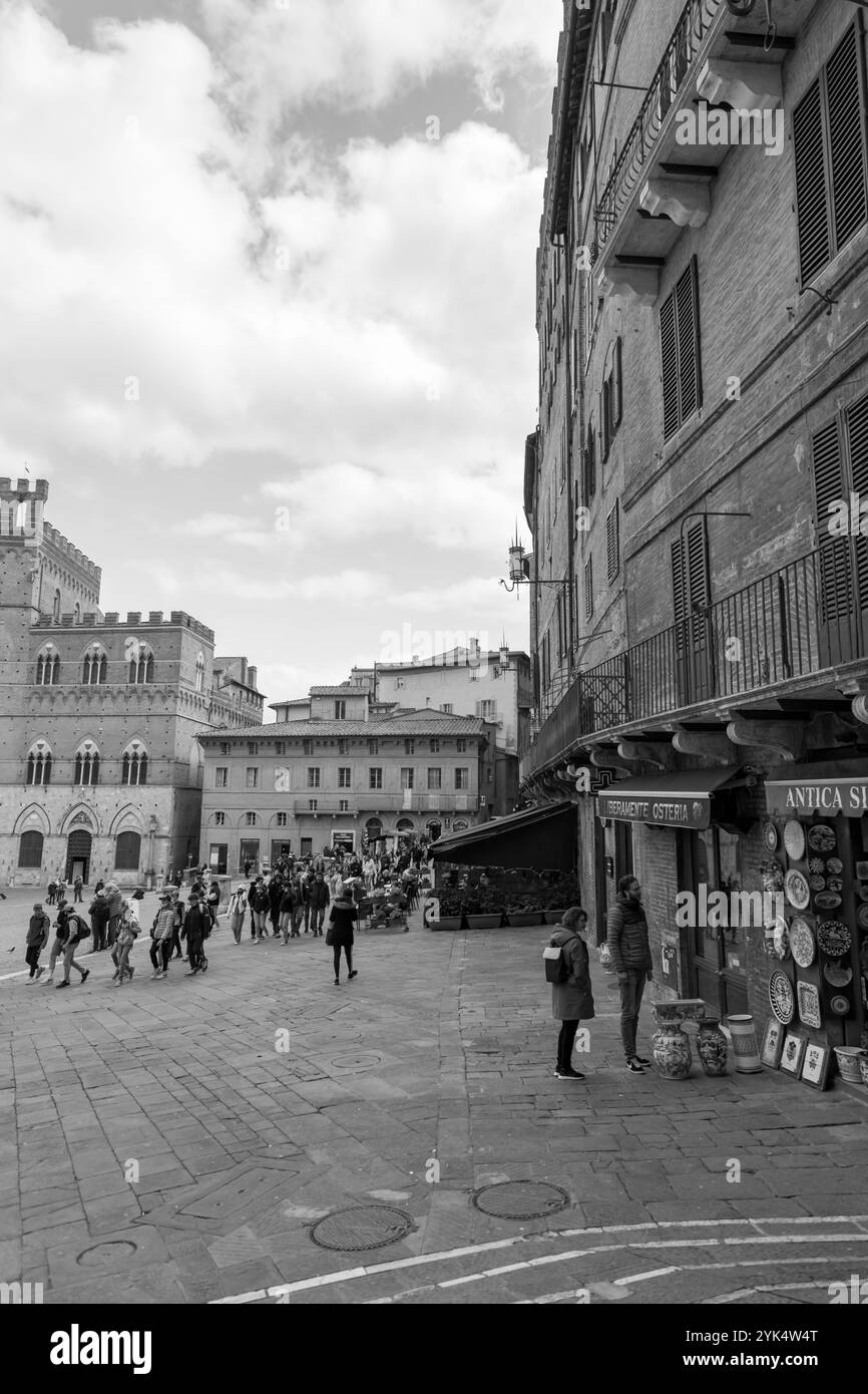 Siena, Italia - Apr 7, 2022: Piazza del campo, la piazza centrale di Siena, Toscana, Italia. Foto Stock