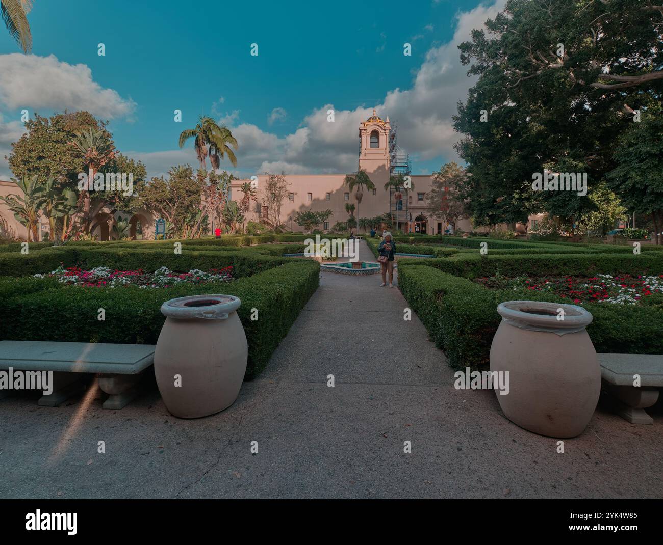 L'Alcazar Garden è un giardino formale nel Balboa Park a San Diego, Stati Uniti. Prende il nome dal castello di Alcazar a Siviglia, in Spagna Foto Stock