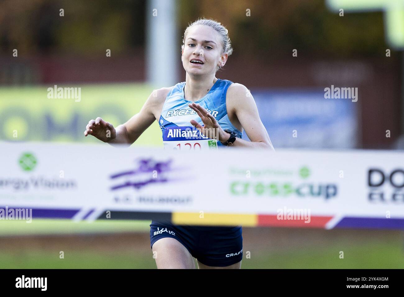 Hulshout, Belgio. 17 novembre 2024. La belga Jana Van Lent festeggia mentre attraversa il traguardo per vincere la gara d'élite femminile dell'evento di atletica cross country CrossCup a Hulshout, terza tappa della competizione CrossCup e dei Campionati belgi, domenica 17 novembre 2024. BELGA FOTO KRISTOF VAN ACCOM credito: Belga News Agency/Alamy Live News Foto Stock