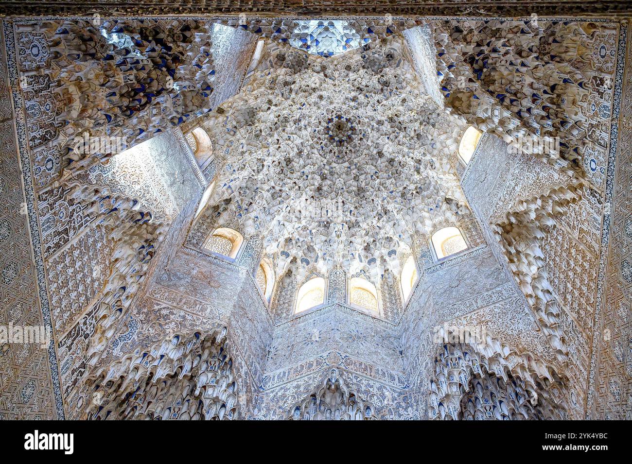 Palazzo Alhambra, Granada , Spagna - 10 agosto 2024: Cupola a stella e intricate decorazioni in piastrelle in una camera interna. Foto Stock
