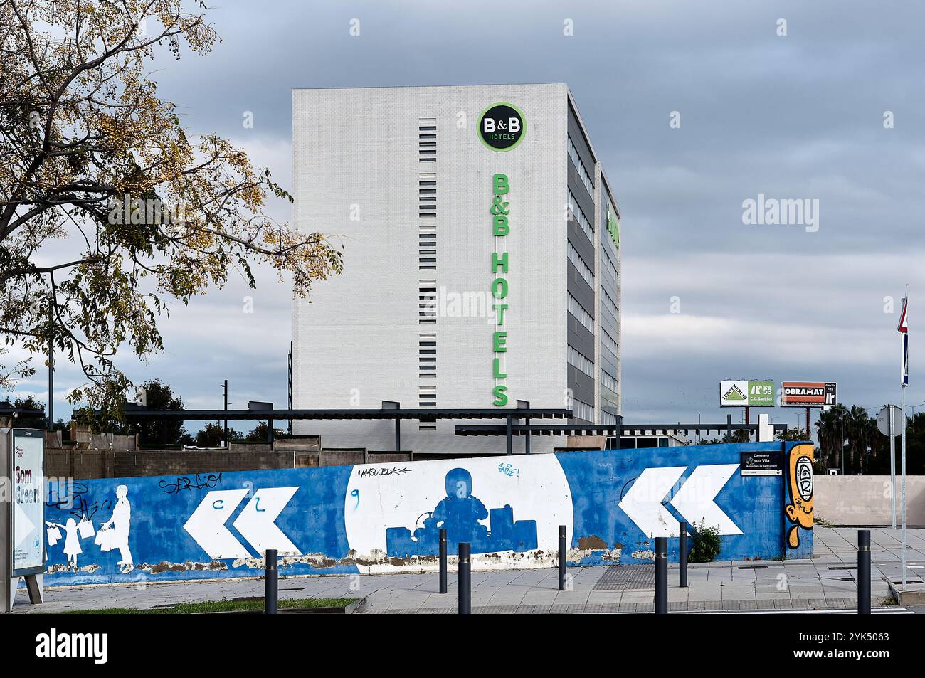 Viladecans. Spagna - 17 novembre 2024: La facciata anteriore di un hotel B B a Viladecans, con la sua architettura elegante e l'atmosfera invitante. L'ho Foto Stock