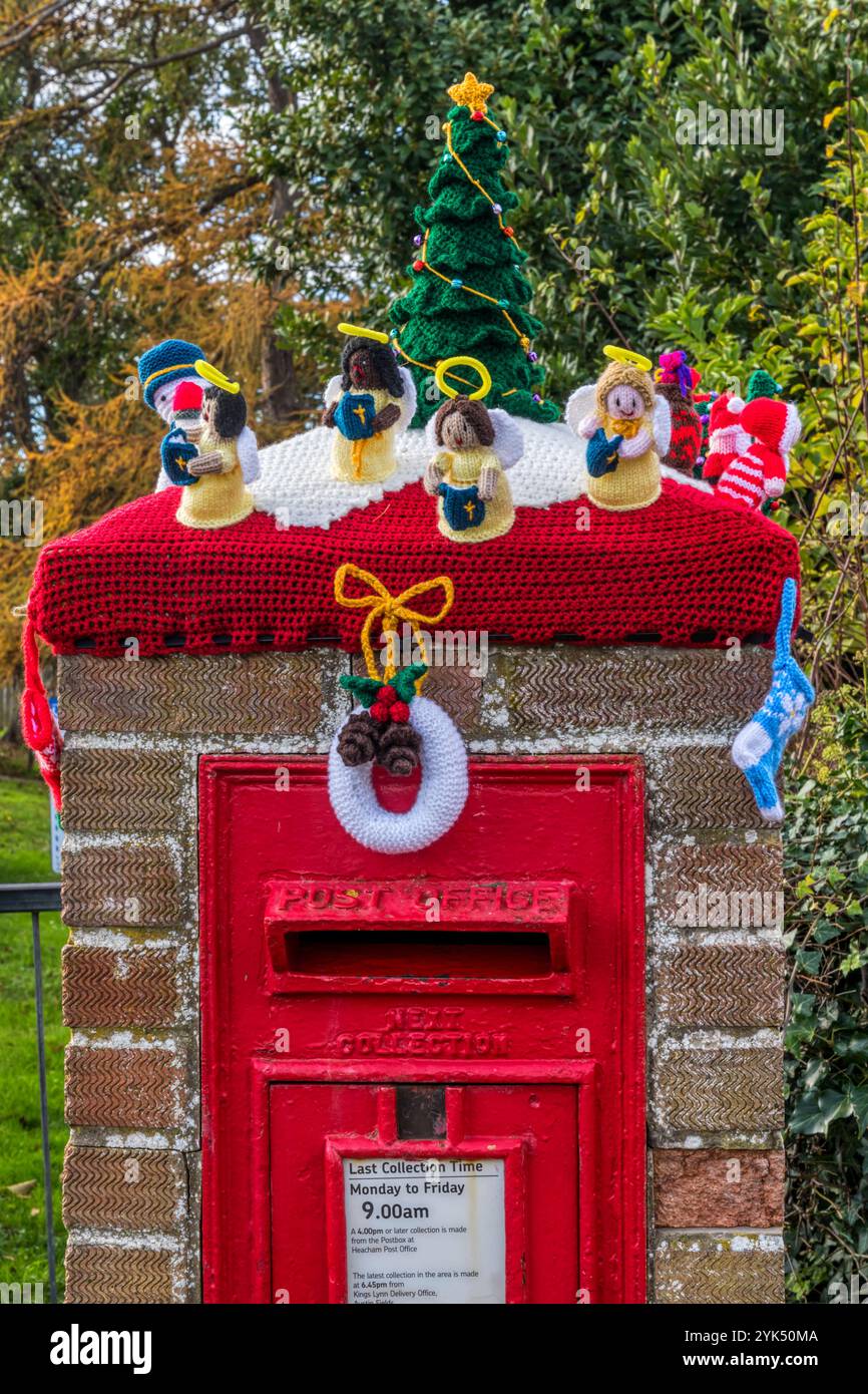 17 novembre 2024. Heacham, Norfolk. Nel villaggio di Heacham, nel Norfolk, è apparso il bombardamento di filati natalizi di una scatola a colonna. Foto Stock