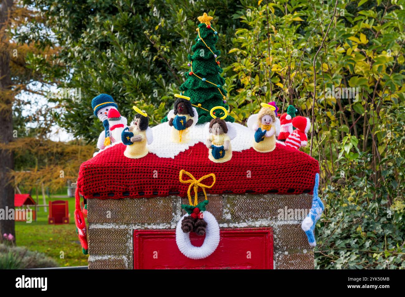 17 novembre 2024. Heacham, Norfolk. Nel villaggio di Heacham, nel Norfolk, è apparso il bombardamento di filati natalizi di una scatola a colonna. Foto Stock