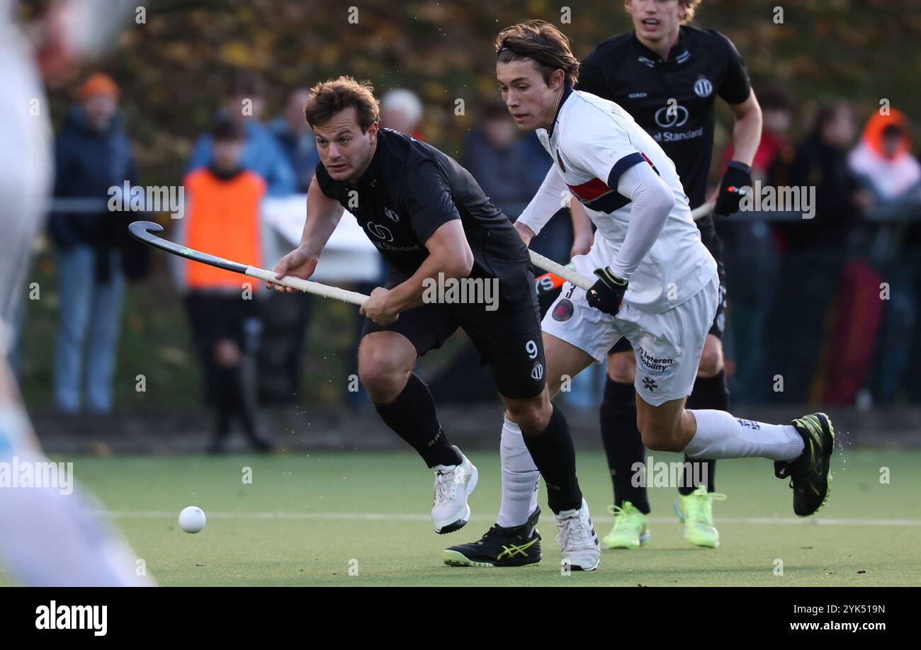 Bruxelles, Belgio. 17 novembre 2024. Maxime Plennevaux di Racing e Olivier Vanderkeilen di Dragons lottano per la palla durante una partita di hockey tra il Royal Racing Club e i KHC Dragons, domenica 17 novembre 2024 a Bruxelles, il giorno 12 del campionato belga di hockey di prima divisione. BELGA PHOTO VIRGINIE LEFOUR credito: Belga News Agency/Alamy Live News Foto Stock