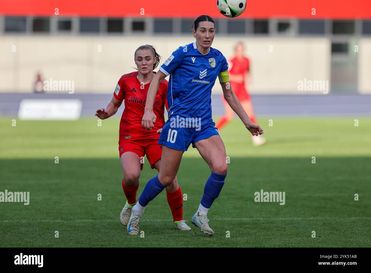 Mferza Julevic (Carl Zeiss Jena, 10) mit Georgia Standway (FC Bayern Muenchen, 31), FC Bayern Muenchen vs. Carl Zeiss Jena, Fussball, Google Pixel Frauen-Bundesliga, 10. Spieltag, Saison 2024/2025, 17.11.2024, LE NORMATIVE DFB VIETANO QUALSIASI USO DI FOTOGRAFIE COME SEQUENZE DI IMMAGINI E/O QUASI-VIDEO, foto: Eibner-Pressefoto/Jenni Maul Foto Stock