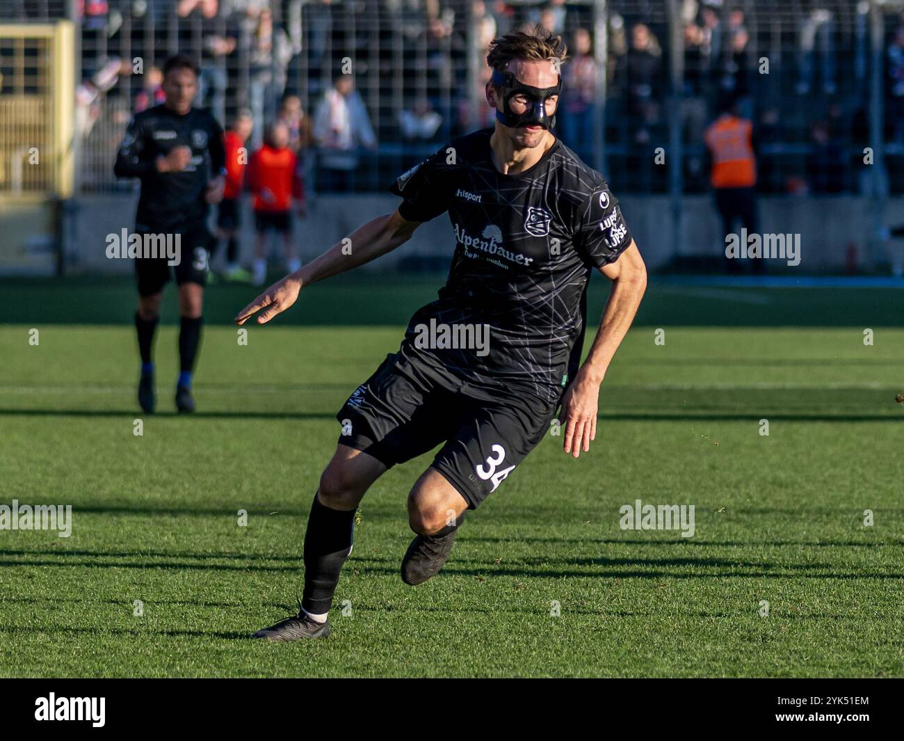 Tim Knipping (SpVgg Unterhaching, n. 34) mit Gesichtsmaske. GER, TSV 1860 Muenchen gegen SpVgg Unterhaching, Fussball, Bayerischer Totopokal, Viertelfinale, Saison 2024/2025, 16.11.2024. foto: Eibner-Pressefoto/Heike Feiner Foto Stock