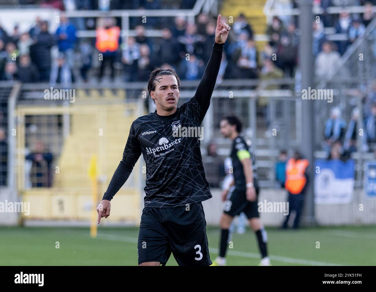 Max Lamby (SpVgg Unterhaching, n. 3) reklamierend. GER, TSV 1860 Muenchen gegen SpVgg Unterhaching, Fussball, Bayerischer Totopokal, Viertelfinale, Saison 2024/2025, 16.11.2024. foto: Eibner-Pressefoto/Heike Feiner Foto Stock