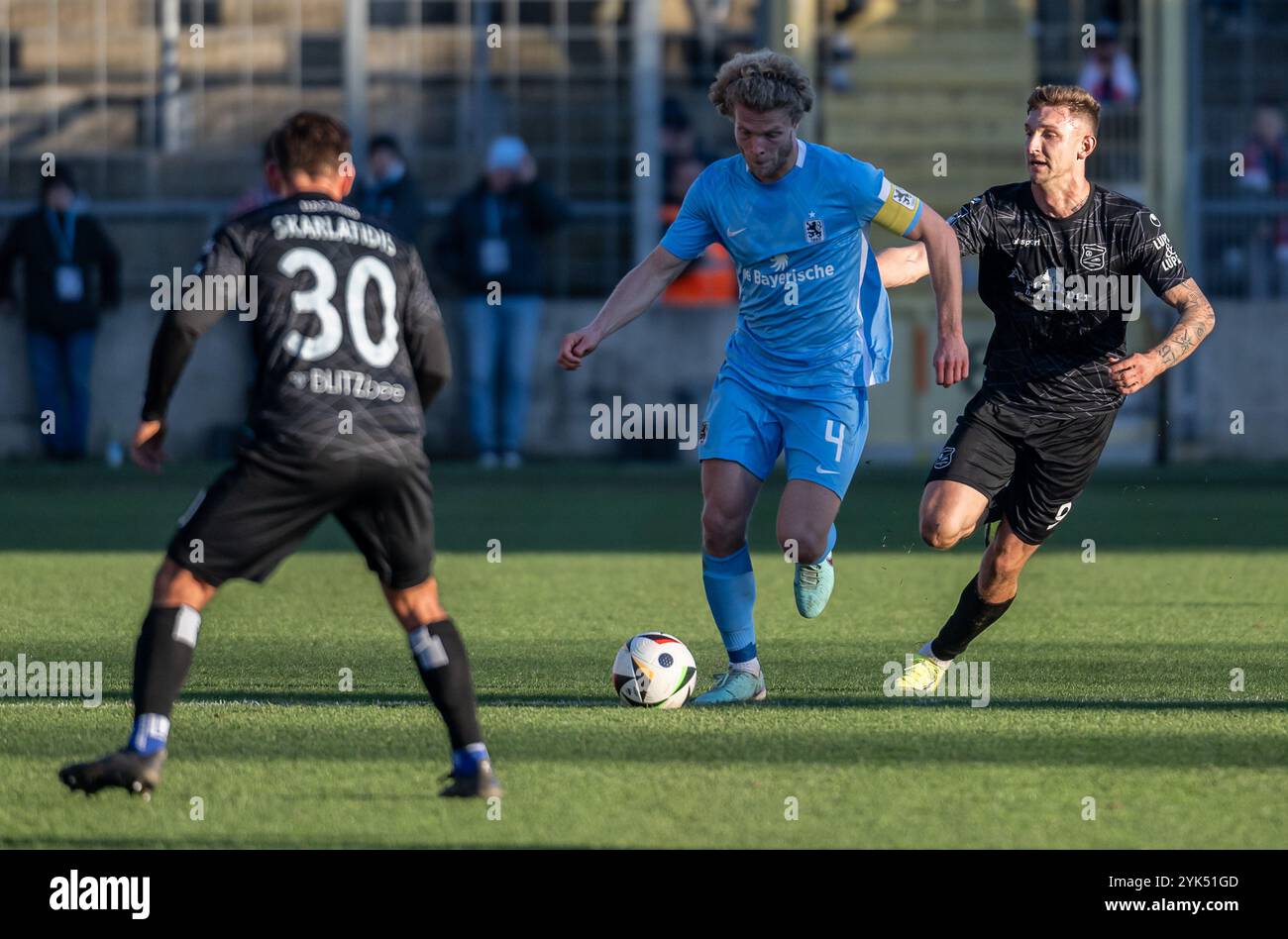 Jesper Verlaat (TSV 1860 Muenchen, n. 4) gegen Julian Kuegel (SpVgg Unterhaching, n. 9). GER, TSV 1860 Muenchen gegen SpVgg Unterhaching, Fussball, Bayerischer Totopokal, Viertelfinale, Saison 2024/2025, 16.11.2024. foto: Eibner-Pressefoto/Heike Feiner Foto Stock