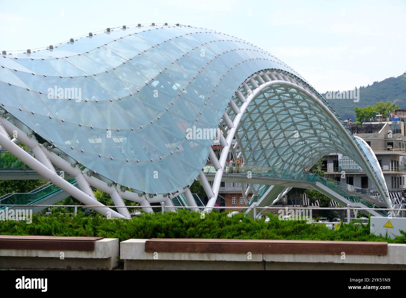 Il Ponte della Pace sul fiume Kura, Tbilisi, Georgia Foto Stock
