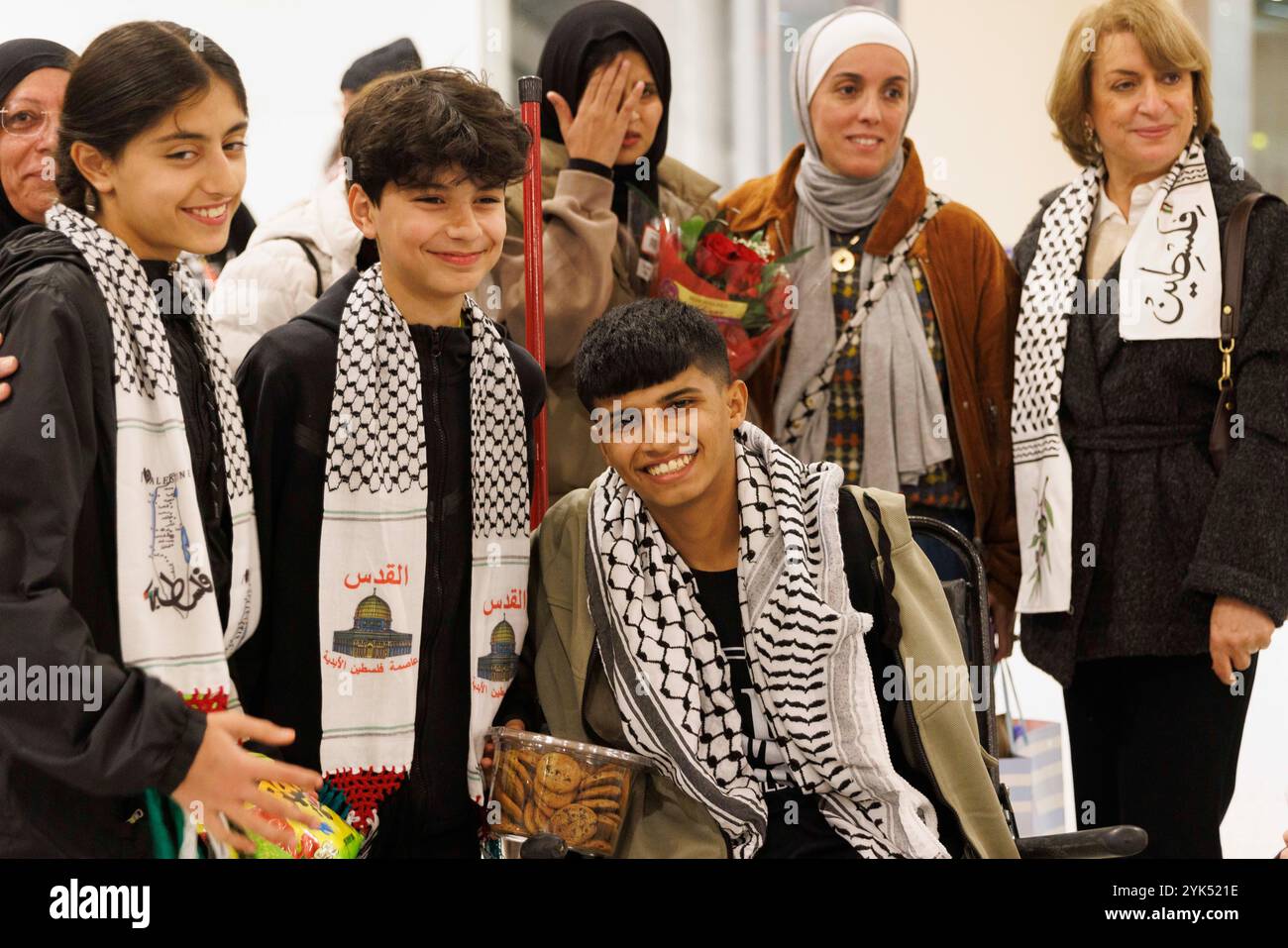 Diaa al-Haqq, 15 anni, un ragazzo palestinese gravemente ferito, arrivò all'aeroporto di Portland con sua sorella Ayah a Portland, Oregon il 16 novembre 2024, dopo quattro giorni di trekking da Gaza, per ricevere cure mediche e supporto protesico dopo un attacco esplosivo israeliano gli costò entrambe le braccia. Rimarrà con una famiglia locale mentre riceve assistenza presso lo Shriner's Hospital. Qui posa per le foto con nuovi amici. (Foto di John Rudoff/Sipa USA) Foto Stock