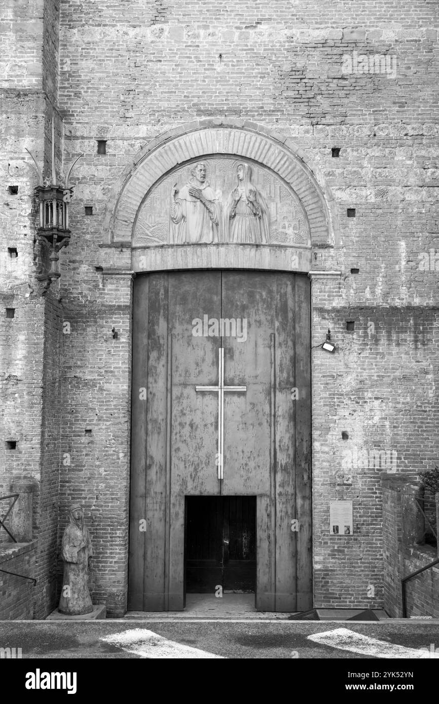 Siena, Italia - 7 aprile 2022: Vista esterna della Basilica di San Francesco a Siena, Toscana, Italia. Foto Stock