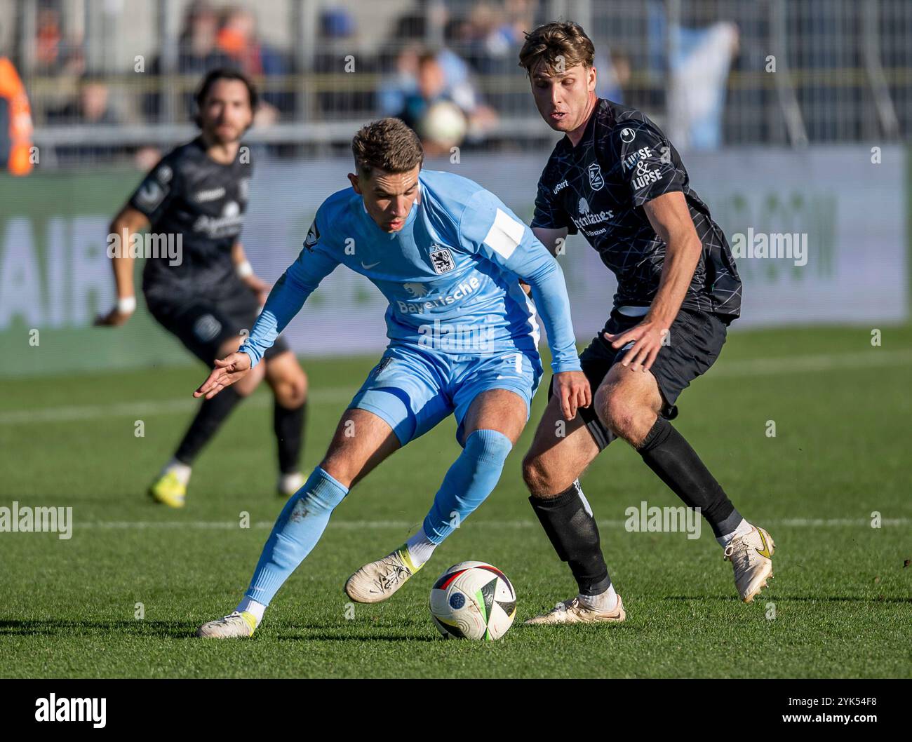 Monaco, Germania. 16 novembre 2024. Kampf um den Ball/Zweikampf zwischen Julian Guttau (TSV 1860 Muenchen, n. 7) und Viktor Zentrich (SpVgg Unterhaching, n. 2). GER, TSV 1860 Muenchen gegen SpVgg Unterhaching, Fussball, Bayerischer Totopokal, Viertelfinale, Saison 2024/2025, 16.11.2024. foto: Eibner-Pressefoto/Heike Feiner credito: dpa/Alamy Live News Foto Stock