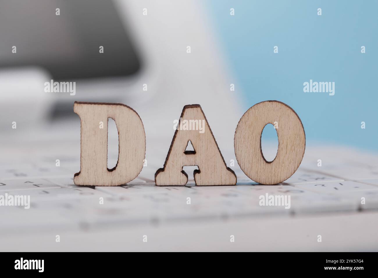 DAO. Organizzazione autonoma decentrata. Lettera DAO, sullo sfondo della tastiera Foto Stock