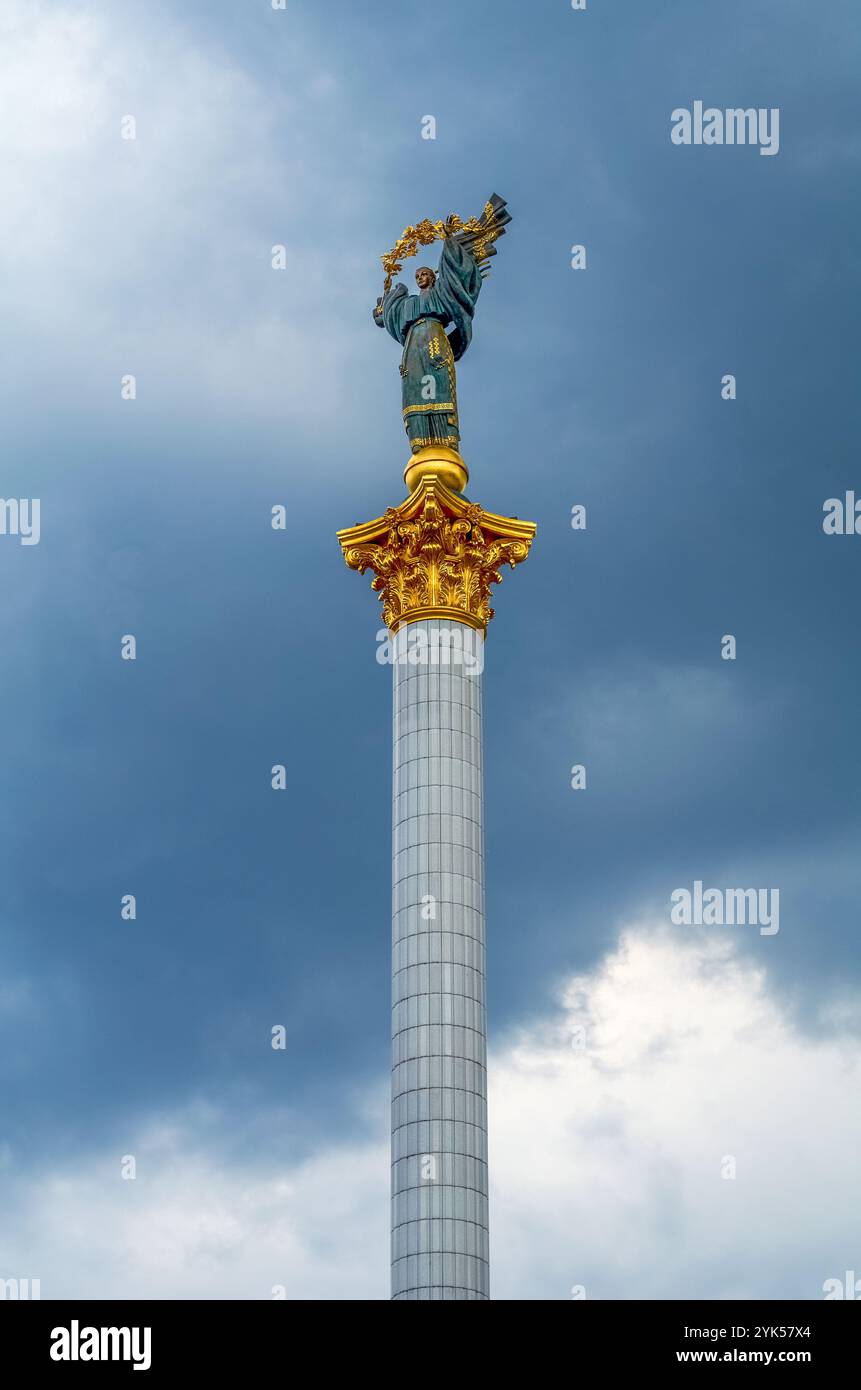 Statua di Berehynia sulla sommità del monumento di indipendenza sul Maidan Nezalezhnosti a Kiev, Ucraina Foto Stock