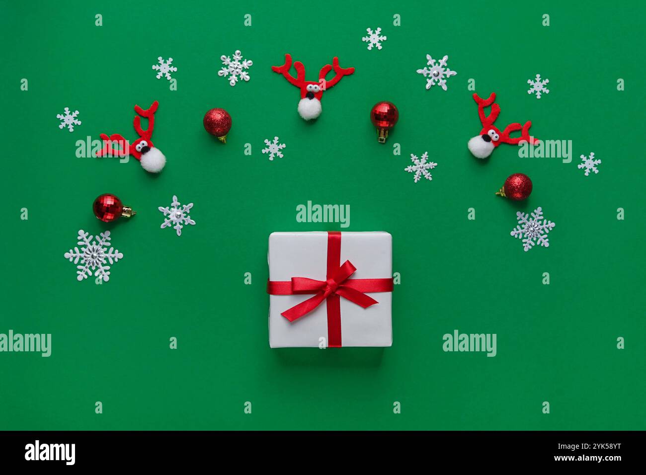 Chiudere la casella gif su sfondo verde. Natale e Capodanno. Foto Stock
