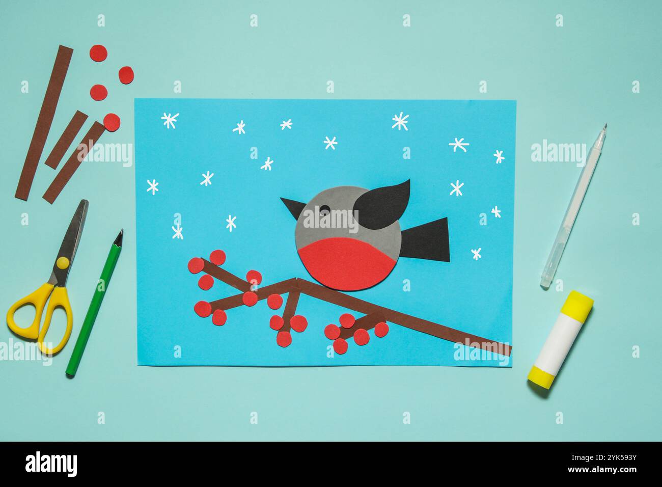Bullfinch di uccelli invernali fatto di carta. Winter Craft - bambini. Officina. Asilo e scuola. Foto Stock