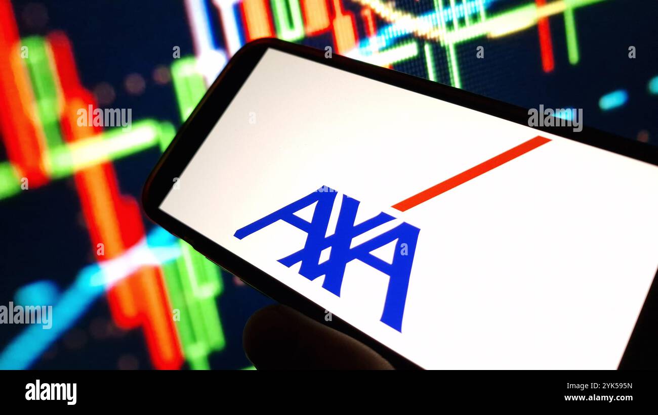 Konskie, Polonia - 15 novembre 2024: Logo aziendale AXA visualizzato sul telefono cellulare Foto Stock