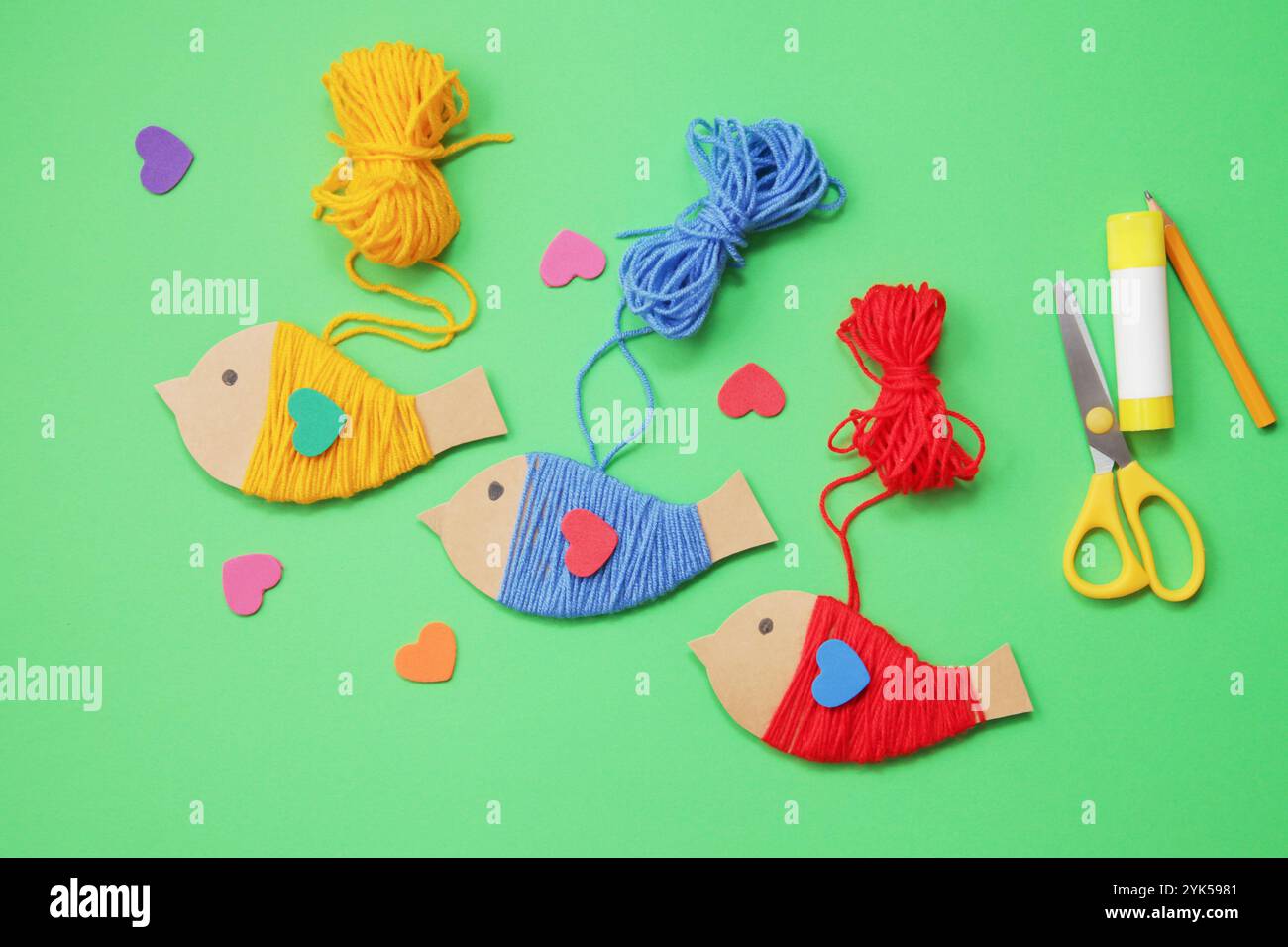 Idee di apprendimento precoce. Artigianato di filati e uccelli di cartone. Attività per bambini piccoli e bambini della scuola materna. Montessori Foto Stock