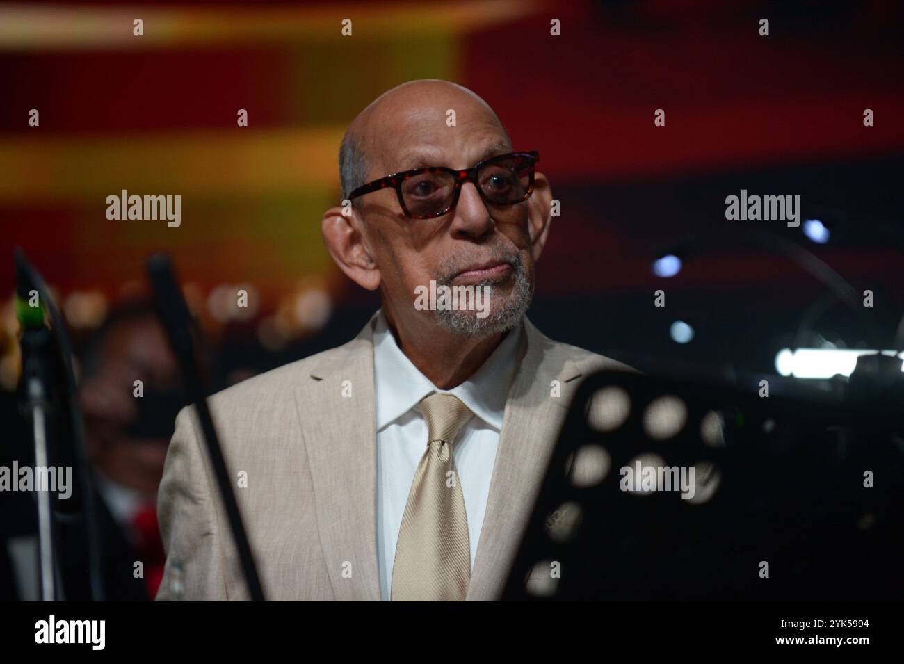 CORAL GABLES, FLORIDA - 15 NOVEMBRE: Il musicista/compositore Willie Rosario si esibisce dal vivo sul palco durante la commemorazione del 100° anniversario della vita di Willie Rosario al Watsco Center il 15 novembre 2024 a Coral Gables, Florida. Credito: MPI10 / MediaPunch Foto Stock