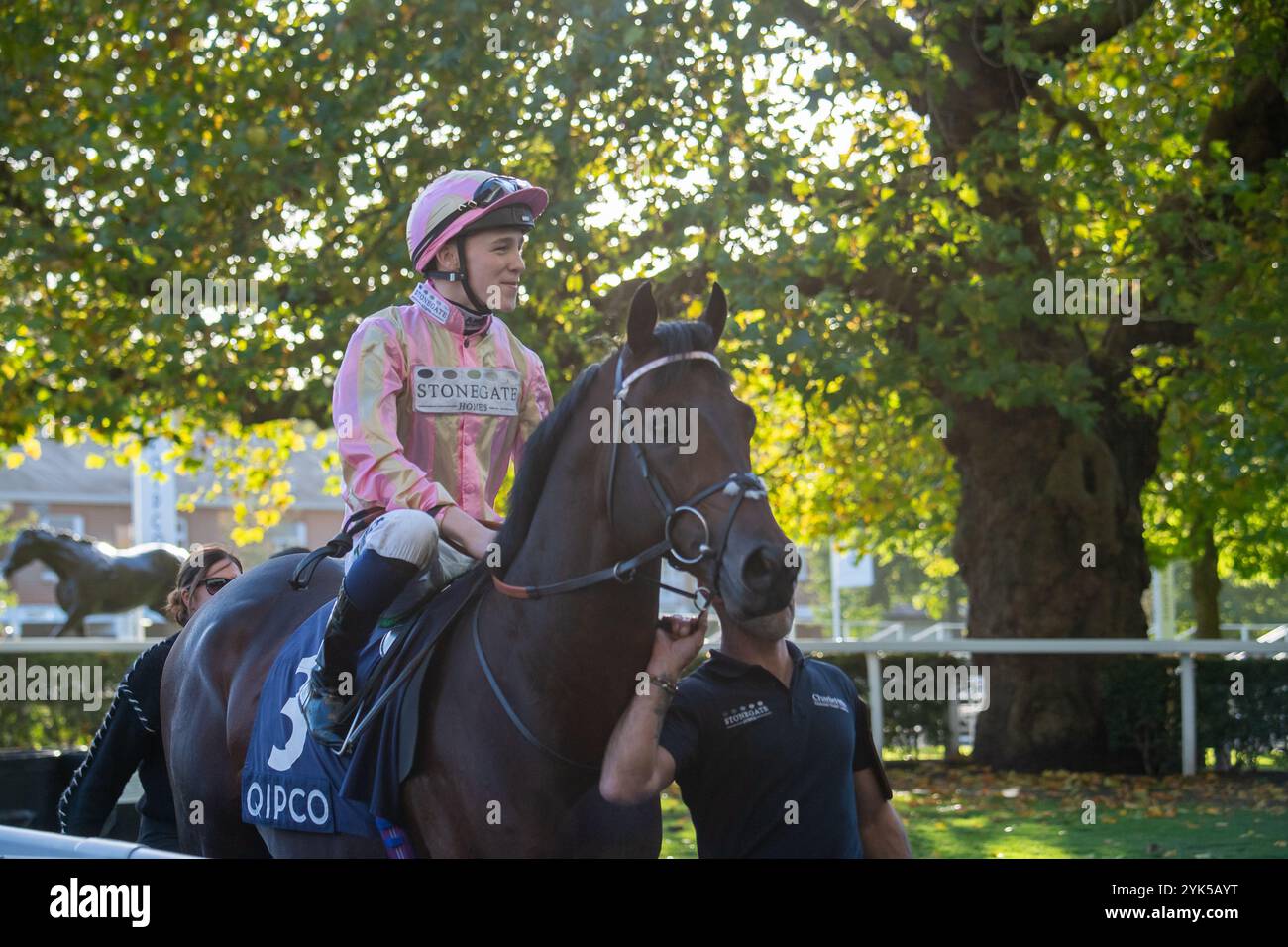 Ascot, Berkshire, Regno Unito. 19 ottobre 2024. IL REGALO DI CICERO guidato dal fantino Billy Loughnane si dirige verso l'autodromo per le Balmoral handicap Stakes (Classe 2) (sponsorizzato da QIPCO) al QIPCO British Champions Day 2024, Ascot Racecourse, Berkshire. Crediti: Maureen McLean/Alamy Foto Stock