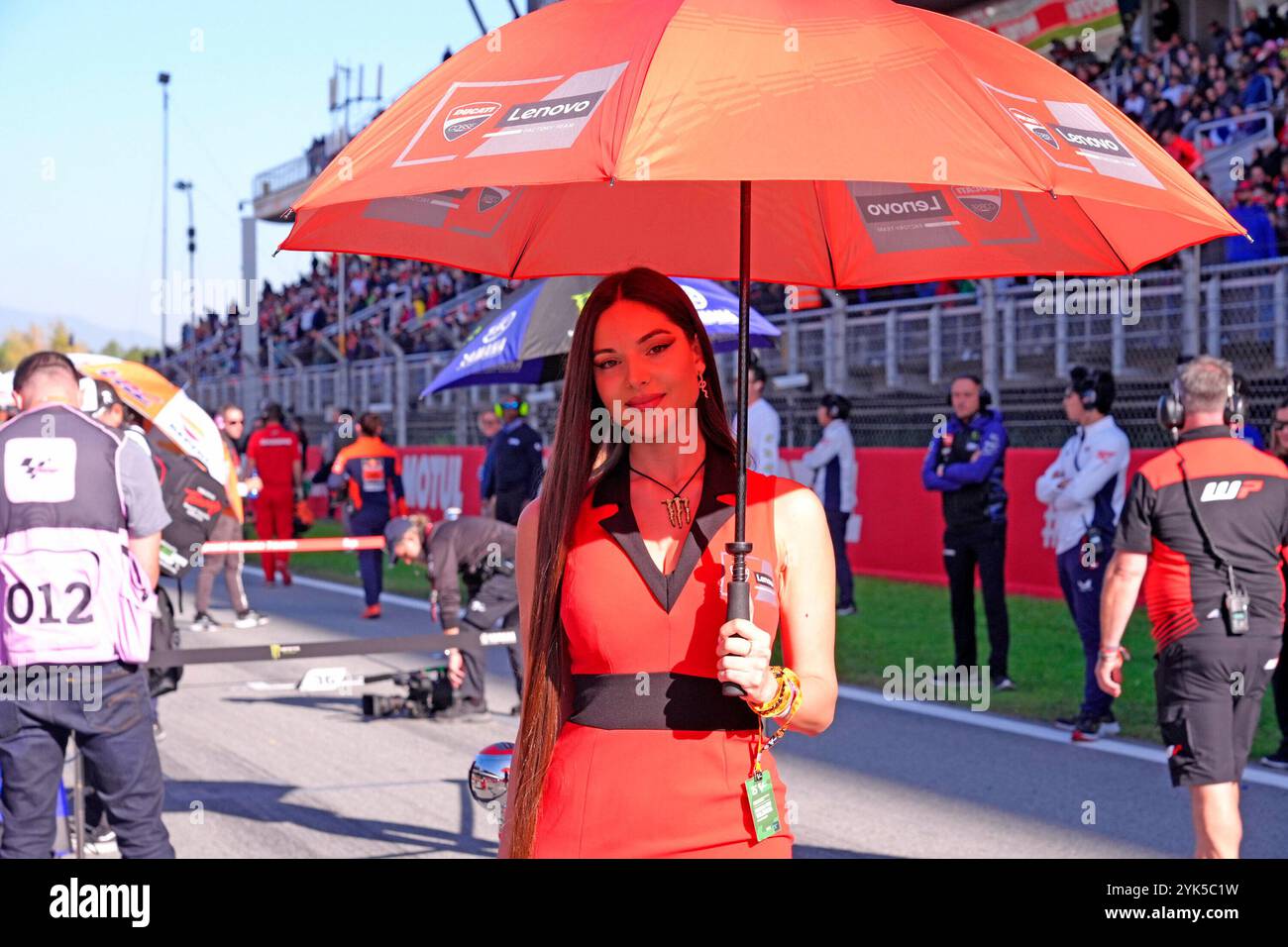 17 novembre 2024, Circuit de Barcelona-Catalunya, Barcellona, MotoGP Motul Solidarity Grand Prix di Barcellona, nella foto griglia ragazze sulla griglia di partenza. Foto Stock