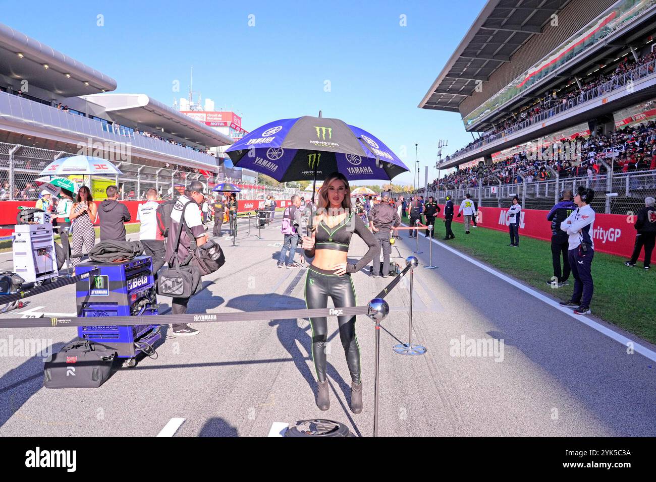 17 novembre 2024, Circuit de Barcelona-Catalunya, Barcellona, MotoGP Motul Solidarity Grand Prix di Barcellona, nella foto griglia ragazze sulla griglia di partenza. Foto Stock