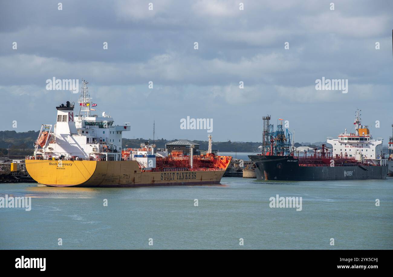 Petroliere e petroliere accanto al terminal marino, la raffineria di petrolio Exxon Mobil Fawley nel porto di Southampton, Hampshire, Regno Unito Foto Stock