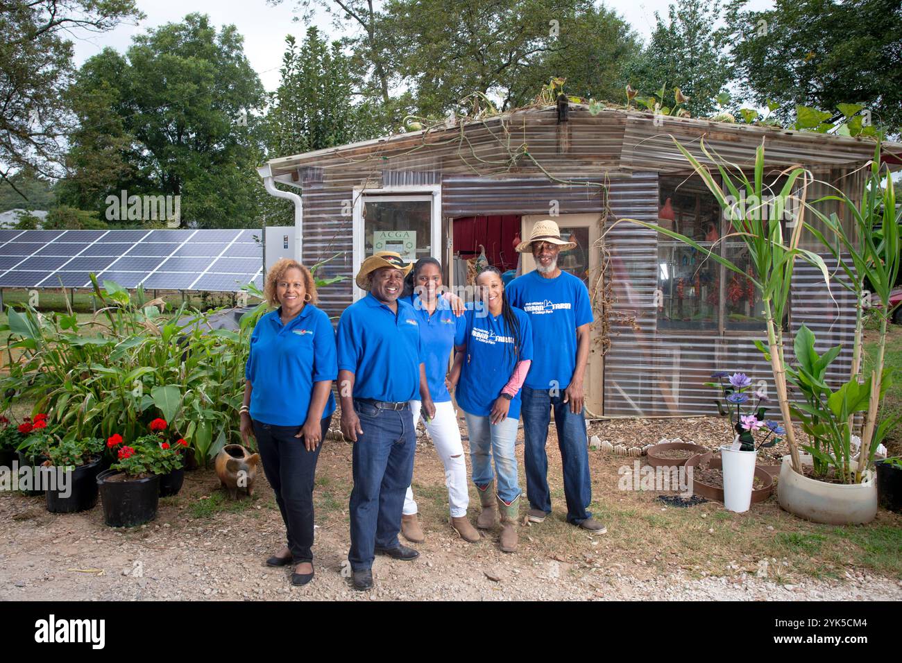 Il CEO di Metro Atlanta Urban Farm (MAUF) Bobby Wilson ha fondato Metro Atlanta Urban Farming (MAUF) nel 2009 per rispondere alla crescente necessità di cibo a prezzi accessibili nelle comunità a basso reddito. Il suo appezzamento di terreno di circa due ettari nel Hear of College Park, Georgia, si trova a pochi minuti dal centro di Atlanta. Con l'aiuto del Dipartimento dell'Agricoltura degli Stati Uniti (USDA), del Natural Resource Conversation Service (NRCS) e della Farm Service Agency (FSA), il MAUF è stato in grado di affrontare le preoccupazioni in termini di risorse della terra, il divario educativo della fattoria per la comunità e fornire assistenza finanziaria laddove necessario. Foto USDA di Preston Keres Foto Stock