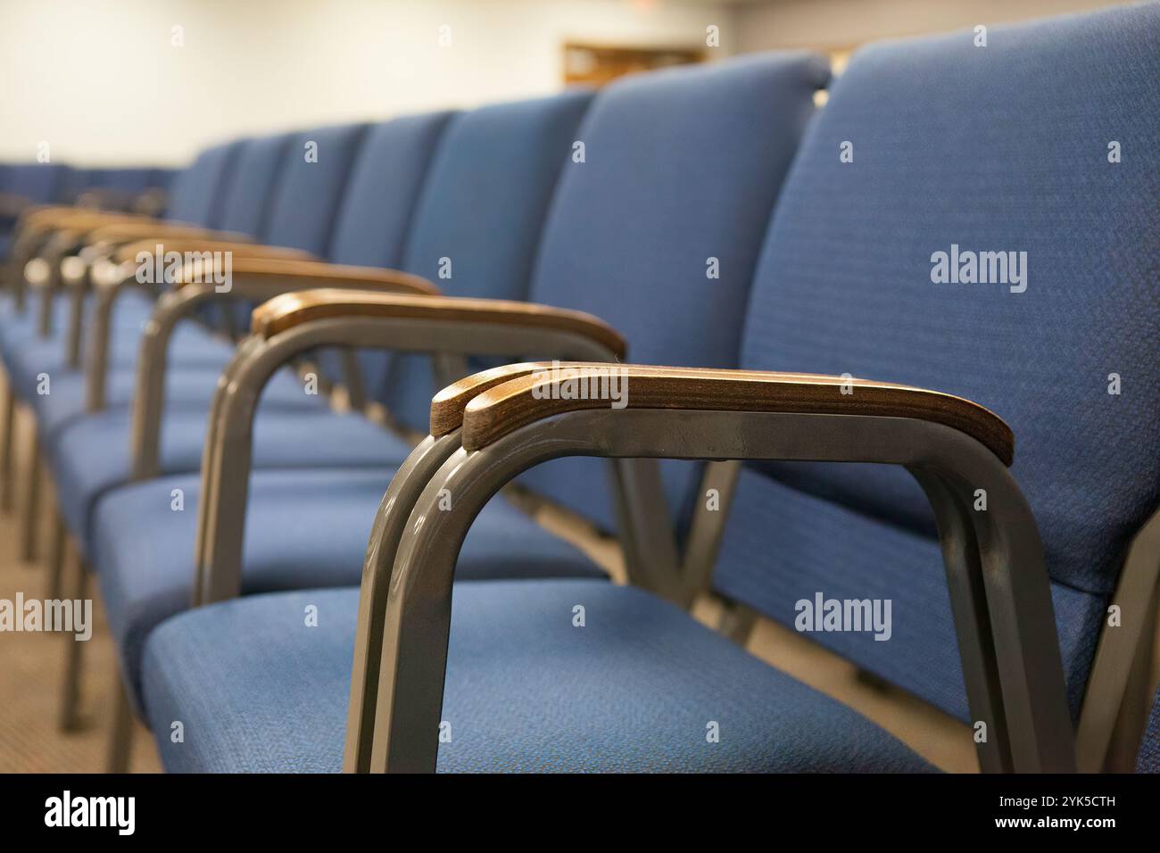 Sedie blu all'interno di una chiesa - tranquillo spazio di culto Foto Stock