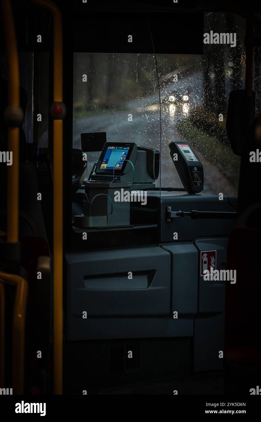 Autobus in einem Bus im Regen ad Amburgo, Deutschland *** autobus in autobus sotto la pioggia ad Amburgo, Germania Copyright: XNikolaixKislichkox IMG 9331 Foto Stock