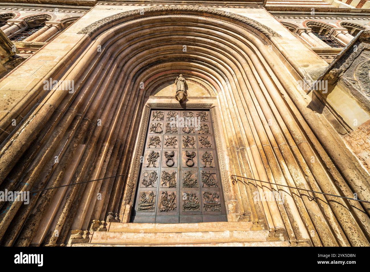 Chiesa di San fermo maggiore ingresso ad arco esterno con porta decorativa, una chiesa romanica e gotica nel centro storico di Verona. Foto Stock