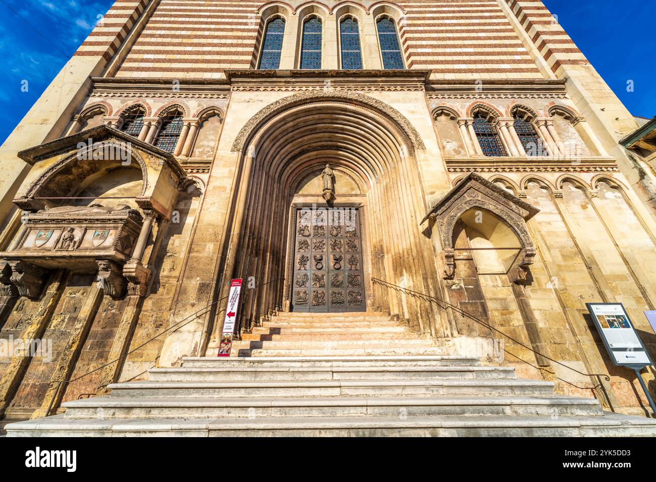 Chiesa di San fermo, conosciuta come Chiesa di San fermo maggiore, ingresso esterno con porta decorativa. Una chiesa romanica e gotica a Verona, Italia. Foto Stock
