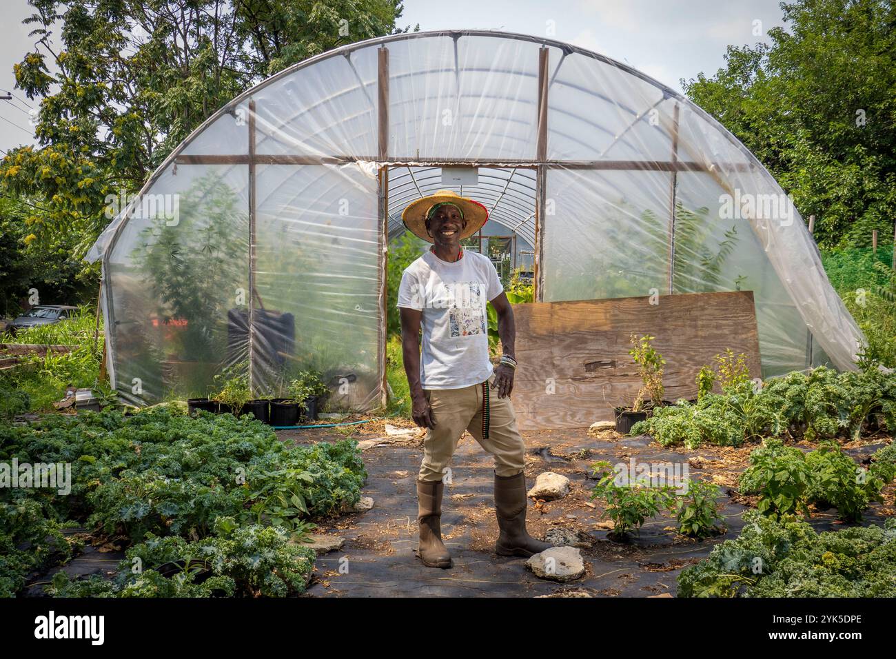 University of Maryland Extension Urban Farmer Field School organizza un evento educativo presso Plantation Park Heights Urban Farm (PPHUF) a Baltimora, MD, 20 luglio 2021. PPHUF è stato creato da Farmer Chippy (nella foto) e da un gruppo di cittadini caraibici/americani che desiderano apportare cambiamenti e avere un impatto positivo sulla vita dei giovani adulti che risiedono nella comunità di Park Heights, nonché concentrarsi sulla produzione e distribuzione di cibo per creare la prima “Agrihood” nella città di Baltimora, MD Foto USDA/FPAC di Preston Keres Foto Stock