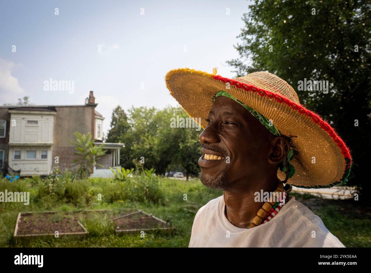 University of Maryland Extension Urban Farmer Field School organizza un evento educativo presso Plantation Park Heights Urban Farm (PPHUF) a Baltimora, MD, 20 luglio 2021. PPHUF è stato creato da Farmer Chippy (nella foto) e da un gruppo di cittadini caraibici/americani che desiderano apportare cambiamenti e avere un impatto positivo sulla vita dei giovani adulti che risiedono nella comunità di Park Heights, nonché concentrarsi sulla produzione e distribuzione di cibo per creare la prima “Agrihood” nella città di Baltimora, MD Foto USDA/FPAC di Preston Keres Foto Stock