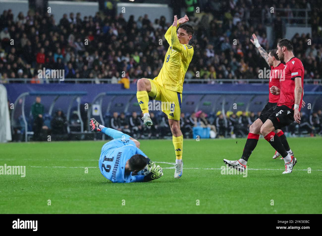 Giorgi Mamardashvili della Georgia prende il pallone da Georgiy Sudakov dell'Ucraina durante la partita della UEFA Nations League tra Georgia e Ucraina A. Foto Stock