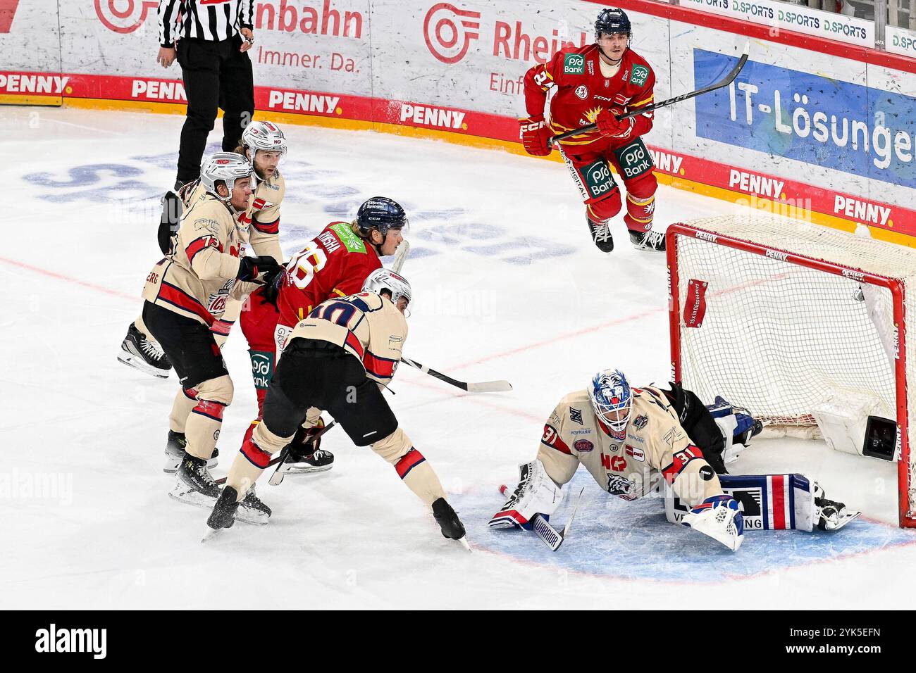 Eishockey DEL 24/25 - 17. Spieltag: Düsseldorfer EG vs Nürnberg Ice Tigers am 17.11.2024 im PSD Bank Dome in Düsseldorf Save von Nürnbergs Torhüter Niklas Treutle (Nr.31) gegen Düsseldorfs Drake Rymsha (Nr.86) foto: Osnapix Foto Stock