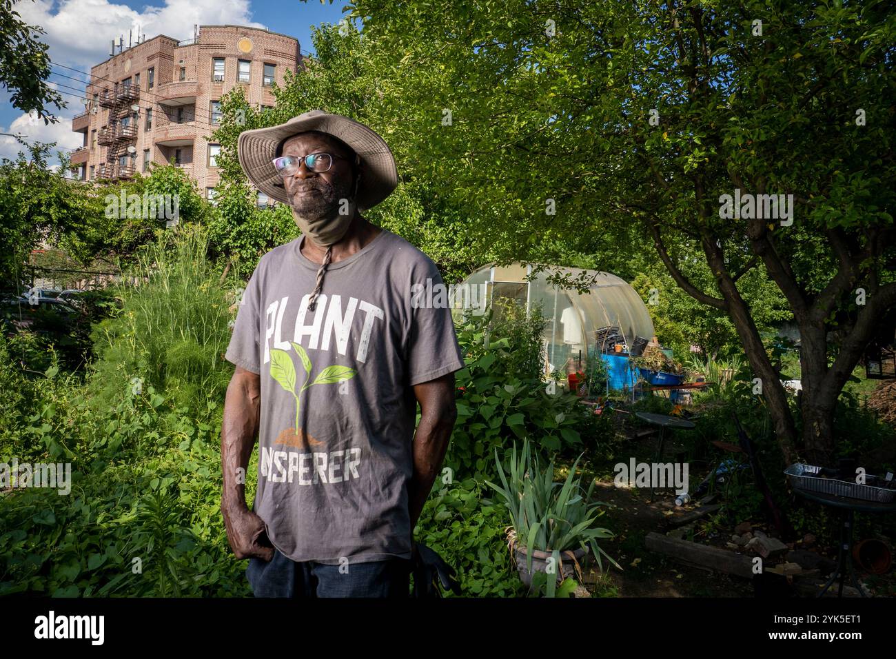 Il Co-direttore della Taqwa Community Farm e Market Manager Bobby Watson per il parco di mezzo ettaro operava come giardino comunitario nel quartiere Highbridge del Bronx, New York City. (Foto USDA/FPAC di Preston Keres) Foto Stock