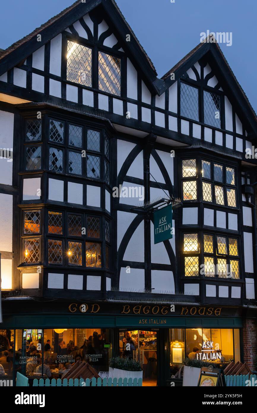 I commensali mangiano all'interno di un ristorante italiano ASK in Winchester High Street, all'interno della "God Begot House", un edificio in legno classificato Grade II. REGNO UNITO Foto Stock