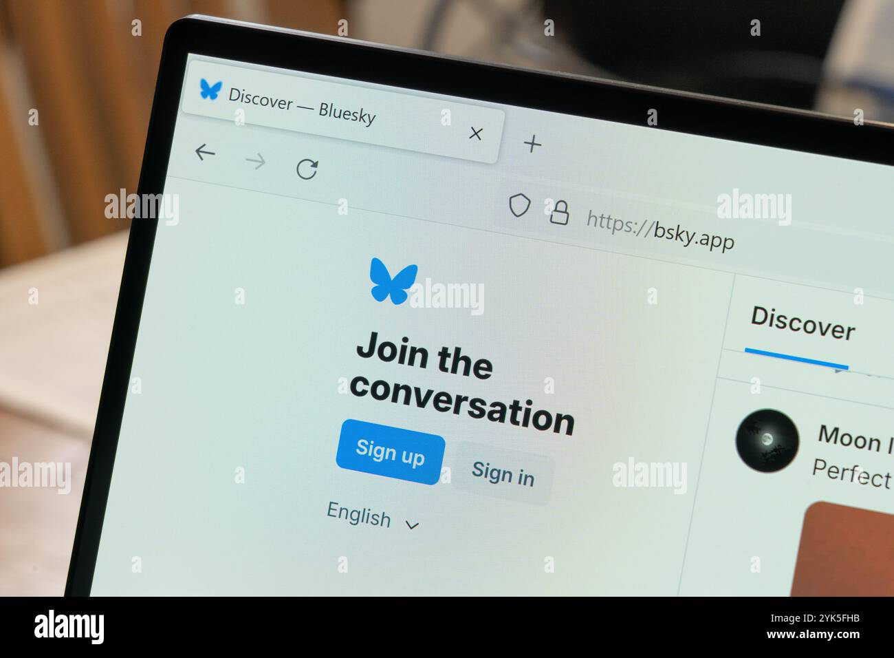 Logo Bluesky e homepage sullo schermo di un notebook. Un'app di social media che attrae nuovi follower. Un progetto finanziato da Twitter con contenuti più moderati Foto Stock