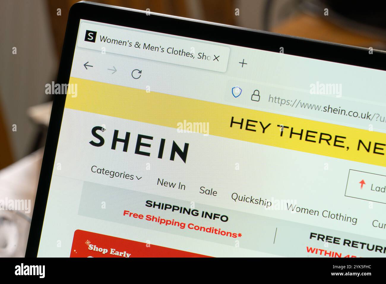 Shein UK home page su uno schermo di un computer portatile - rivenditore online di prodotti di moda, casa e bellezza con un modello di business on demand basato in Cina Foto Stock