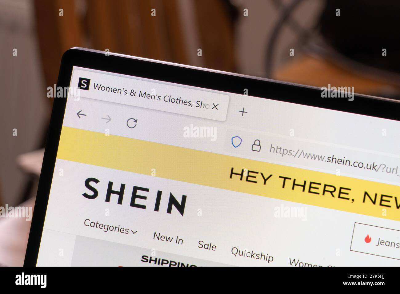 Shein UK home page su uno schermo di un computer portatile - rivenditore online di prodotti di moda, casa e bellezza con un modello di business on demand basato in Cina Foto Stock