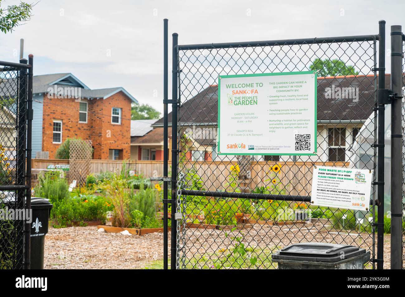 La Sankofa Community Development Cooperation mira a costruire, ispirare e servire il Lower Ninth Ward di New Orleans, LOUISIANA. Lo fanno attraverso una varietà di progetti, tra cui un giardino comunitario che è designato come un Giardino del popolo dell'USDA. I membri della Comunità possono lavorare in giardino e ottenere cibo fresco e nutriente raccogliendolo direttamente o raccogliendolo presso la Banca alimentare di Sankofa. Per saperne di più sui giardini del popolo dell'USDA, visitare il sito: www.usda.gov/peoples-garden 4/29/2023 di USDA/Kirsten Strough Foto Stock