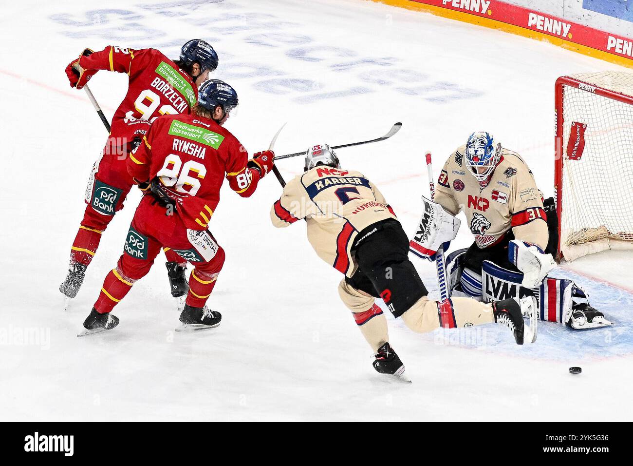 Eishockey DEL 24/25 - 17. Spieltag: Düsseldorfer EG vs Nürnberg Ice Tigers am 17.11.2024 im PSD Bank Dome in Düsseldorf Save von Nürnbergs Torhüter Niklas Treutle (Nr.31) gegen Düsseldorfs Jakub Borzecki (Nr.92) foto: Osnapix Foto Stock