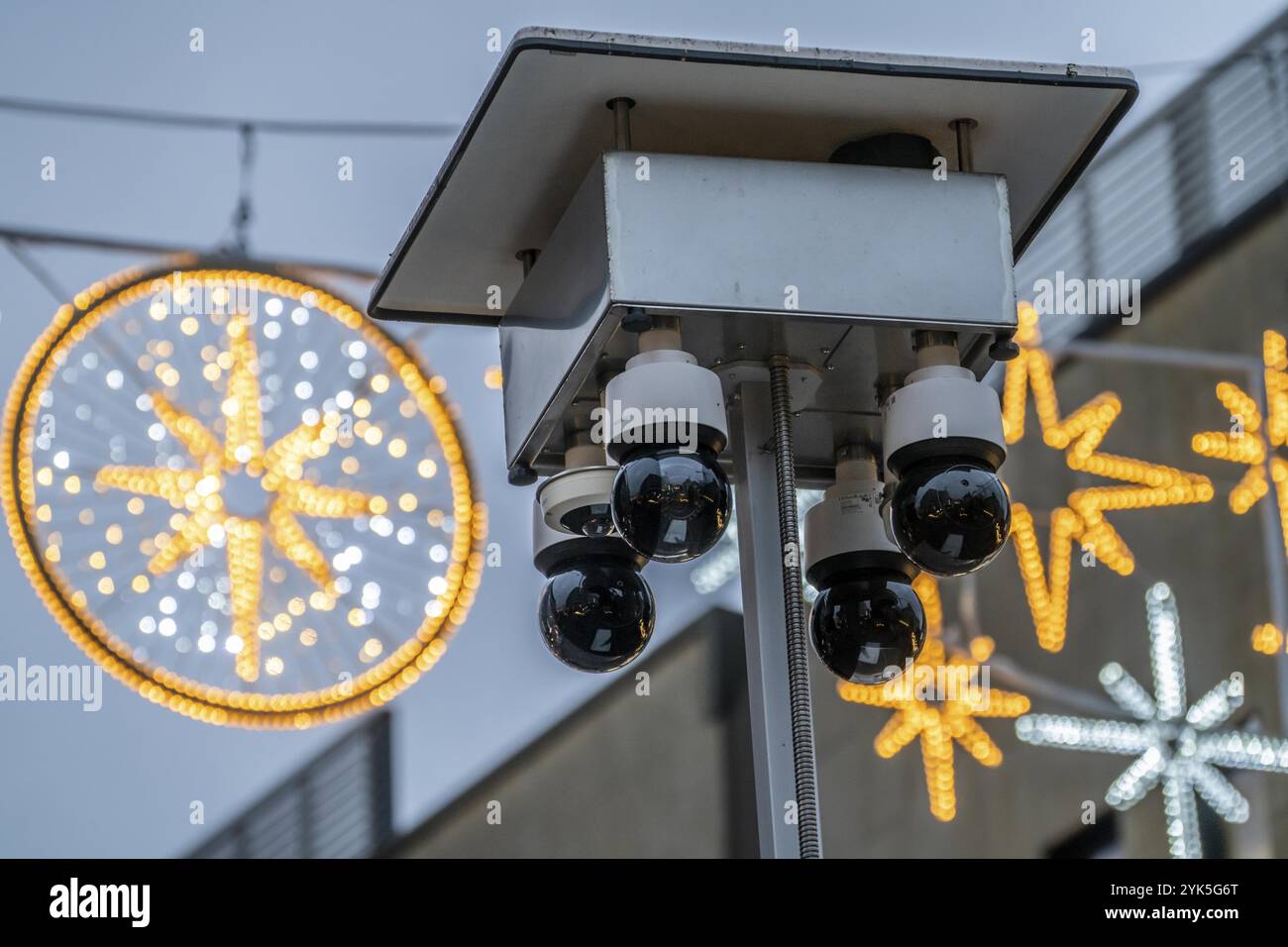 Videosorveglianza della polizia al Porschekanzel, di fronte alla Marktkirche nel centro della città di Essen, durante il mercatino di Natale, mobile su Foto Stock