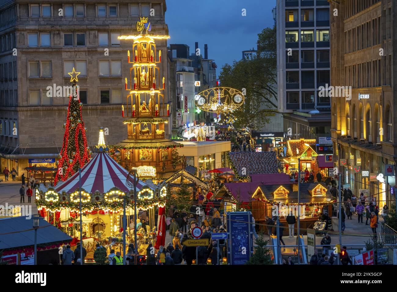 Periodo pre-natalizio, mercatino di Natale nel centro della città di Essen, Willy-Brandt-Platz, zona pedonale Kettwiger Strasse, illuminazione natalizia, Essener Foto Stock